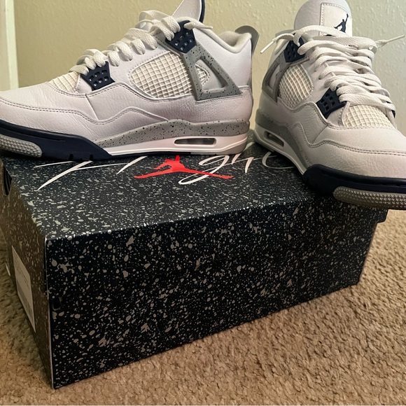 Jordan Retro 4 Midnight Navy Size 10. (Only worn twice.) - Picture 2 of 6